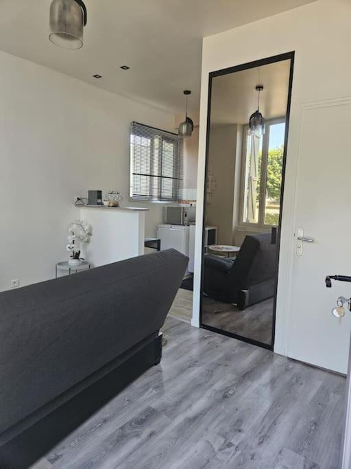 Beautiful F2 Apartment 5 Stops By Train From Paris Moret sur Loing Bagian luar foto